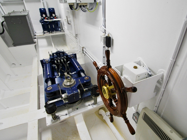 Traditional steering wheel with integrated hydraulic steering gear system