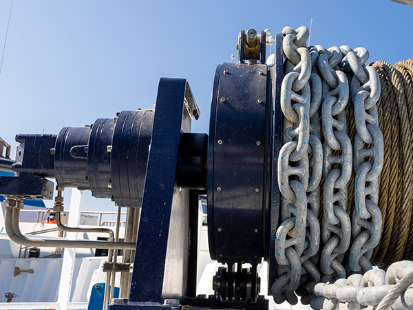 Anchor winch with hydraulic motor on fishing vessel