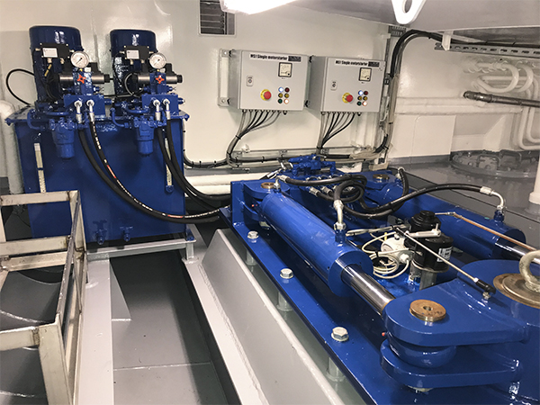 Hydraulic power unit and steering gear system installed in ship compartment