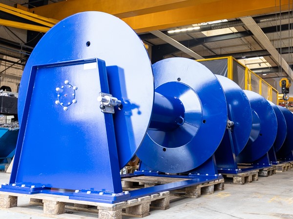 Steel winches with 15 ton pull