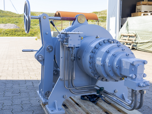 Anchor winch with MTS 250 hydraulic motor