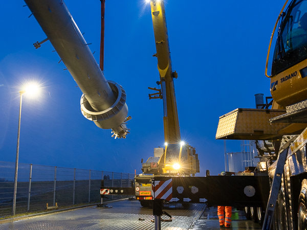 15 meter high ammonia converter being lifted by a large crane