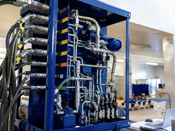 Turner Gear controller unit connected with hydraulic hoses and power for testing