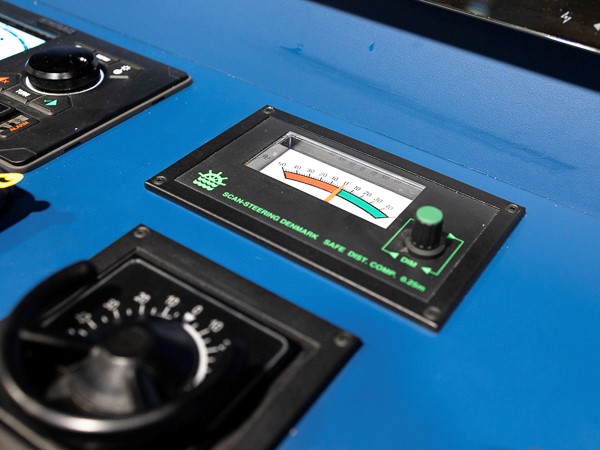 Rudder indicator with control lever on console.
