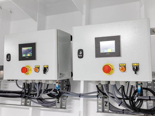 Control panel with AS SCAN display and emergency stop.