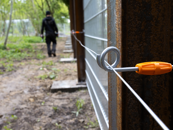 Stålwire med elektricitet til at holde dyrene inde i det indhegnede område