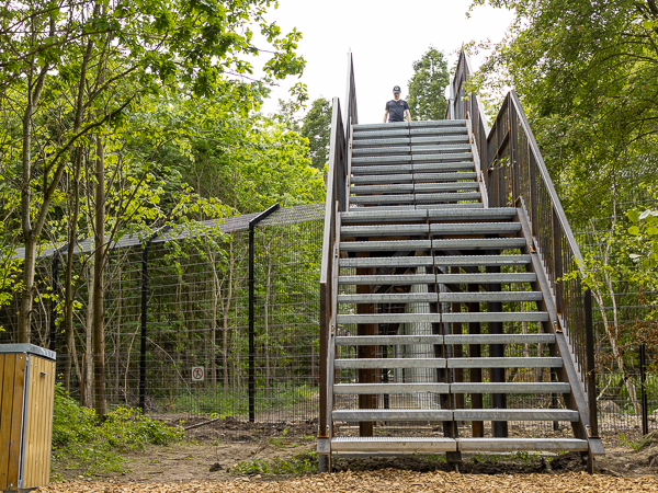 Ståltrapper til gangbroen i Knuthenborg Safaripark