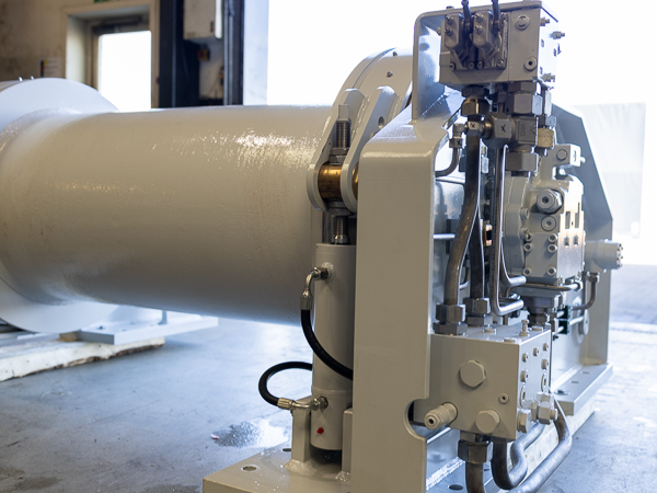  Large winch with hydraulic hoses