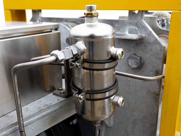 Rustfri hydraulik beholder koblet til rustfri hydraulikrør er monteret på et spil.