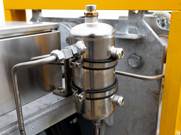 Stainless hydraulic container connected to stainless hydraulic pipe is mounted on a winch.