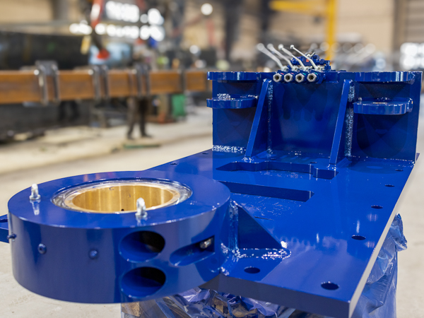 Close-up of a steering machine component for the Royal Yacht "Norge" in an industrial hall.