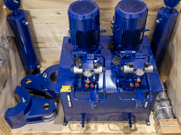 Two blue motor units mounted on a transport box, part of the steering machine for the Royal Yacht "Norge".