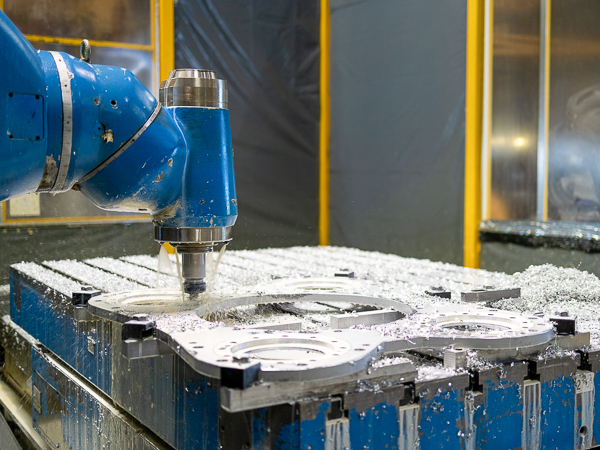 Nærbillede af en CNC-maskine, der bearbejder metaldele til Turner Gear på en fabrik.