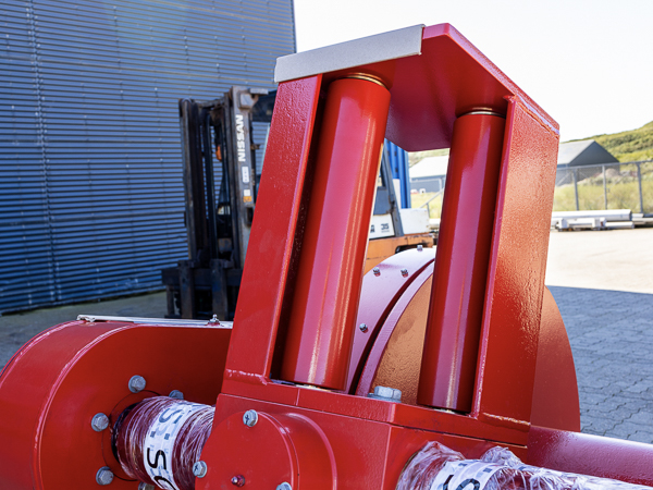 Hydraulic cylinder mechanism on a split winch, built for marine and industrial applications