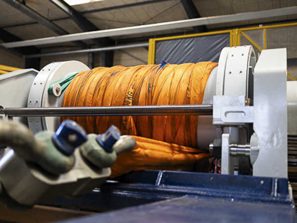 A split winch with an orange rope coiled around the drum.