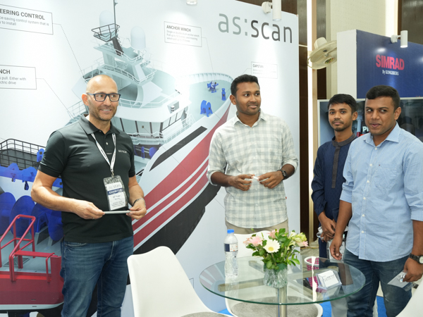 AS SCAN repræsentant i dialog med besøgende ved standen under fiskerimessen i Bangladesh, foran grafik af et moderne fiskefartøj.