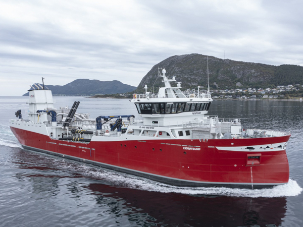 Brøndbåden Færøysund under sejlads nær norsk kyst.