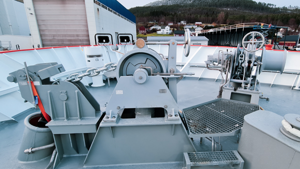 Dækmonteret windlass-system installeret på et klassificeret professionelt fartøj bygget af Aas Mek. Verksted i Norge.