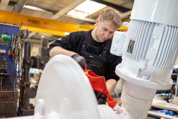 AS SCAN-tekniker samler et elektrisk ankerspil på produktionsværkstedet.