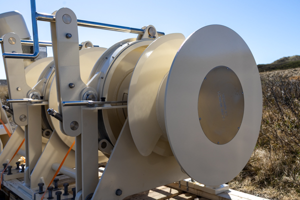 Hydraulisk ankerspil i marinestål – klar til installation på et professionelt fartøj.