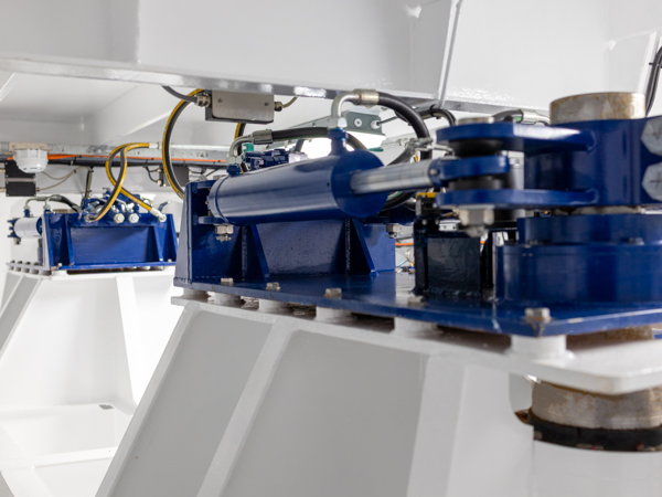 Hydraulic cylinders and linkage of the Scan Steering system installed on the towing and supply vessel Skawlink. The compact design ensures optimal use of space.