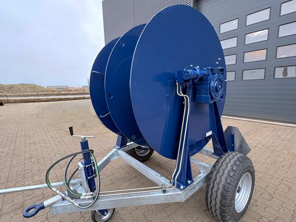 Mobile hydraulic cable reel trailer with gearbox, hydraulic motor and quick couplings, manufactured by AS SCAN.