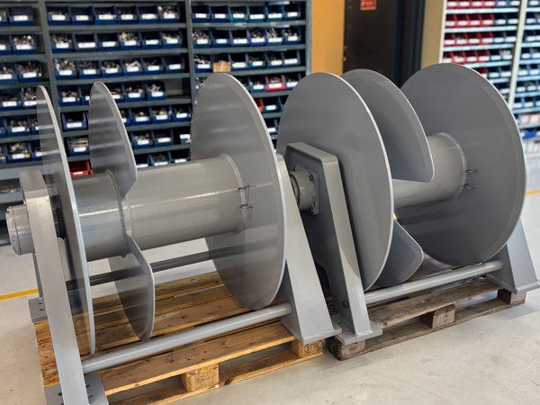 Hydraulisk fortøjningsspil med delt tromle til håndtering af fortøjningstove ombord.