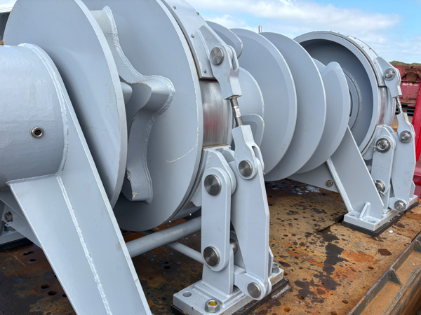 Båndbremse system på hydraulisk ankerspil med manuel justering og fortøjningstromle.