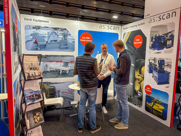 Customer and AS SCAN employee talking at AS SCAN’s stand D-380 during Nor-Fishing 2026 in Trondheim.