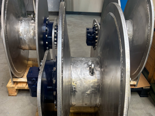Nærbillede af de rustfri wirespils tromler og hydrauliske motorer hos AS SCAN.