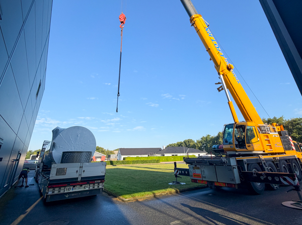 Lorry carrying the electric boiler and mobile crane ready for unloading at Løgumkloster Fjernvarme.