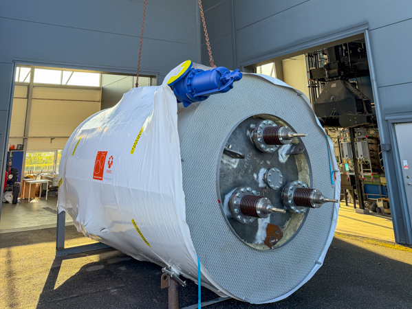 The new 15 MW electrode boiler with lifting chains at the entrance to the boiler hall.